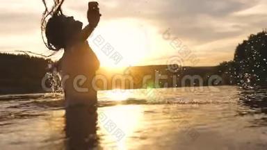 在热带小岛附近一个清爽的夏日傍晚，嬉戏的女孩在清爽的河水中溅出长发